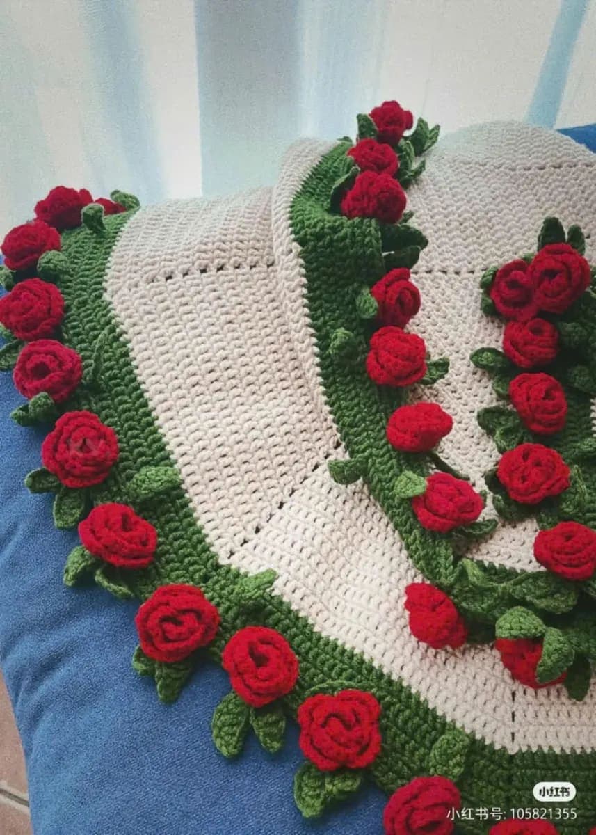 Gối Trang Trí Hình Tim Len Viền Hoa Hồng Đỏ Handmade